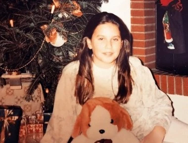 Σας θυμίζει κάποια; Κι όμως είναι πασίγνωστη παρουσιάστρια (φωτό)